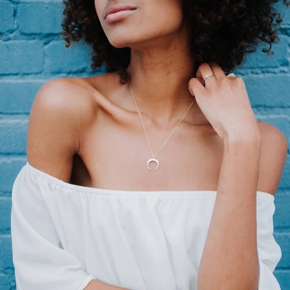 Dainty Horn Crescent Moon Necklace Gold Tone D8 - Picture 2 of 2